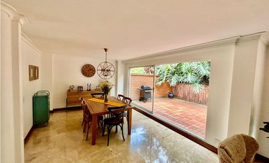 Casa de dos niveles en venta en El Poblado sector San Lucas