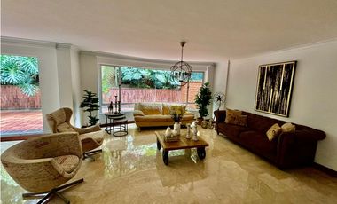 Casa de dos niveles en venta en El Poblado sector San Lucas