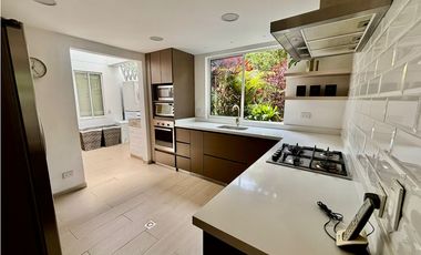 Casa de dos niveles en venta en El Poblado sector San Lucas