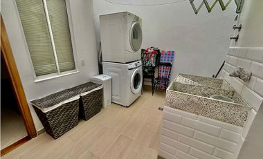 Casa de dos niveles en venta en El Poblado sector San Lucas