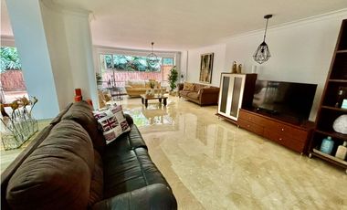 Casa de dos niveles en venta en El Poblado sector San Lucas