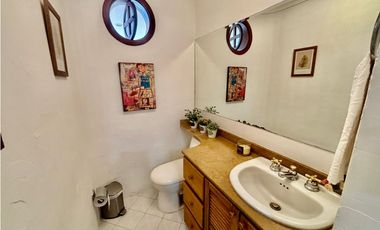 Casa de dos niveles en venta en El Poblado sector San Lucas