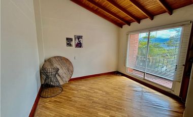 Casa de dos niveles en venta en El Poblado sector San Lucas