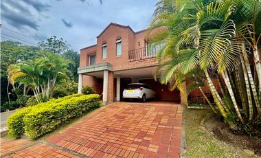 Casa de dos niveles en venta en El Poblado sector San Lucas