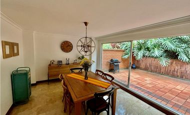 Casa de dos niveles en venta en El Poblado sector San Lucas