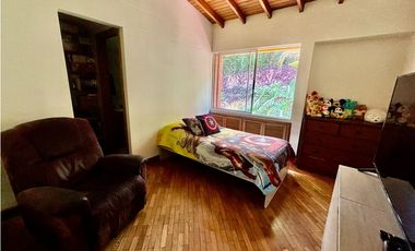 Casa de dos niveles en venta en El Poblado sector San Lucas