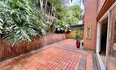 Casa de dos niveles en venta en El Poblado sector San Lucas