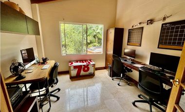 Casa de dos niveles en venta en El Poblado sector San Lucas