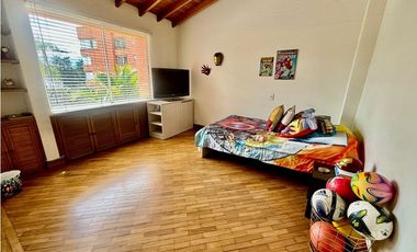Casa de dos niveles en venta en El Poblado sector San Lucas