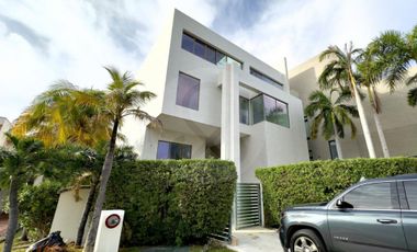 Casa en condominio en venta en Zona Hotelera