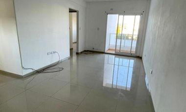 Excelente departamento 2 ambientes con balcón al contrafrente y vestidor. Villa Luzuriaga