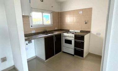Excelente departamento 2 ambientes con balcón al contrafrente y vestidor. Villa Luzuriaga