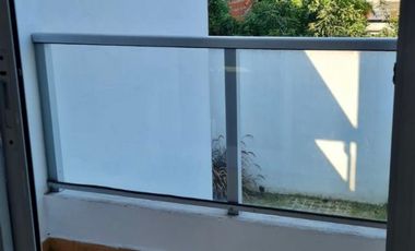 Excelente departamento 2 ambientes con balcón al contrafrente y vestidor. Villa Luzuriaga
