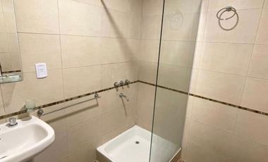 Excelente departamento 2 ambientes con balcón al contrafrente y vestidor. Villa Luzuriaga