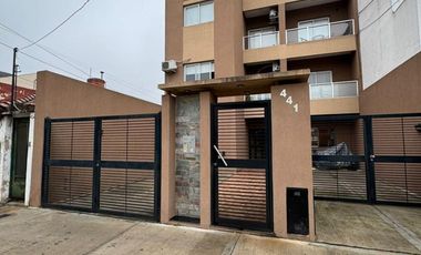 Excelente departamento 2 ambientes con balcón al contrafrente y vestidor. Villa Luzuriaga