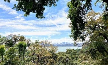 Preciosa casa, con super vista al lago, tu hogar ideal.