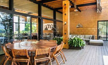 Preciosa casa moderna,  con vista al lago en la entrada del pueblo