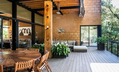 Preciosa casa moderna,  con vista al lago en la entrada del pueblo