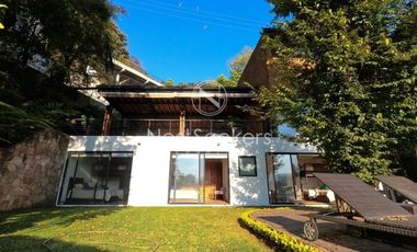 Preciosa casa moderna,  con vista al lago en la entrada del pueblo