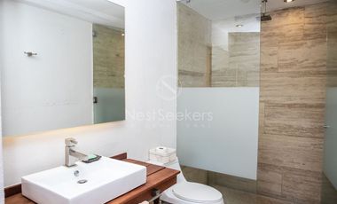 Preciosa casa moderna,  con vista al lago en la entrada del pueblo