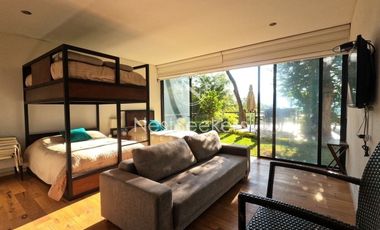 Preciosa casa moderna,  con vista al lago en la entrada del pueblo
