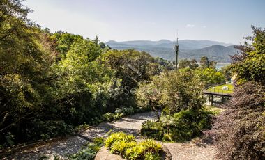 Preciosa casa moderna,  con vista al lago en la entrada del pueblo