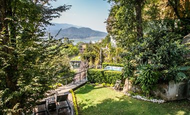 Preciosa casa moderna,  con vista al lago en la entrada del pueblo