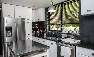 Preciosa casa moderna,  con vista al lago en la entrada del pueblo