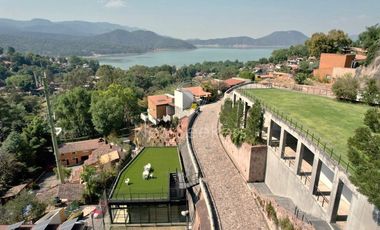 Preciosa casa moderna,  con vista al lago en la entrada del pueblo