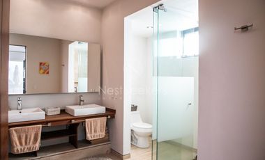 Preciosa casa moderna,  con vista al lago en la entrada del pueblo