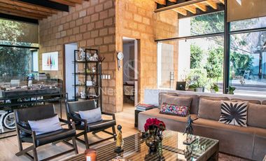 Preciosa casa moderna,  con vista al lago en la entrada del pueblo
