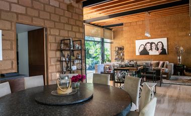 Preciosa casa moderna,  con vista al lago en la entrada del pueblo