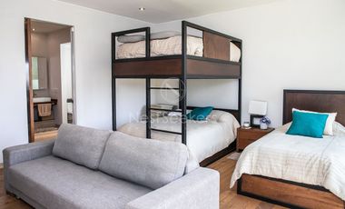 Preciosa casa moderna,  con vista al lago en la entrada del pueblo
