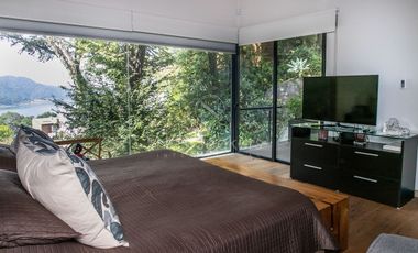 Preciosa casa moderna,  con vista al lago en la entrada del pueblo