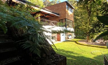 Preciosa casa moderna,  con vista al lago en la entrada del pueblo