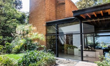 Preciosa casa moderna,  con vista al lago en la entrada del pueblo