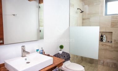 Preciosa casa moderna,  con vista al lago en la entrada del pueblo
