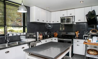 Preciosa casa moderna,  con vista al lago en la entrada del pueblo