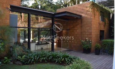 Preciosa casa moderna,  con vista al lago en la entrada del pueblo