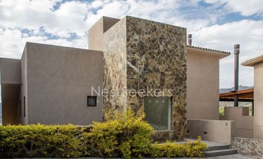 CASA NUEVA  EN EL CENTRO DE VALLE, CON AGRADABLE VISTA AL PUEBLO
