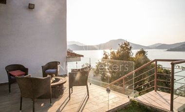 CASA EN VENTA CON VISTA AL LAGO