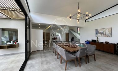 CASA DENTRO DE CLUB  DE GOLF, AVÁNDARO