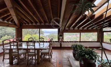 CASA CON VISTA AL LAGO EN COPORITO