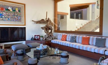 Encantadora casa con  acceso y vista al lago.