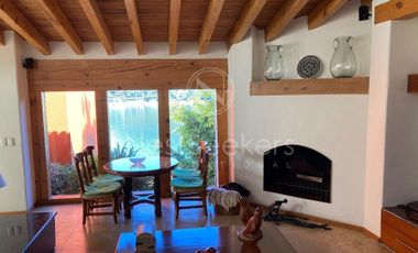 Encantadora casa con  acceso y vista al lago.