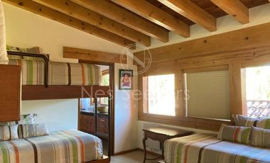 Encantadora casa con  acceso y vista al lago.