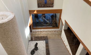 Encantadora casa con  acceso y vista al lago.