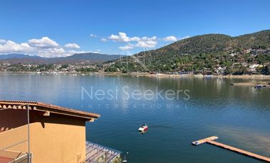 Encantadora casa con  acceso y vista al lago.