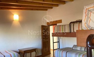 Encantadora casa con  acceso y vista al lago.