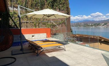 Encantadora casa con  acceso y vista al lago.